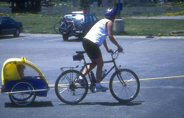 Hombre en bicicleta llevando a un ni�o